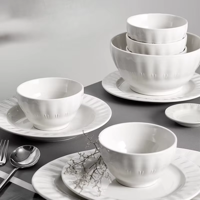 Service de vaisselle minimaliste en porcelaine