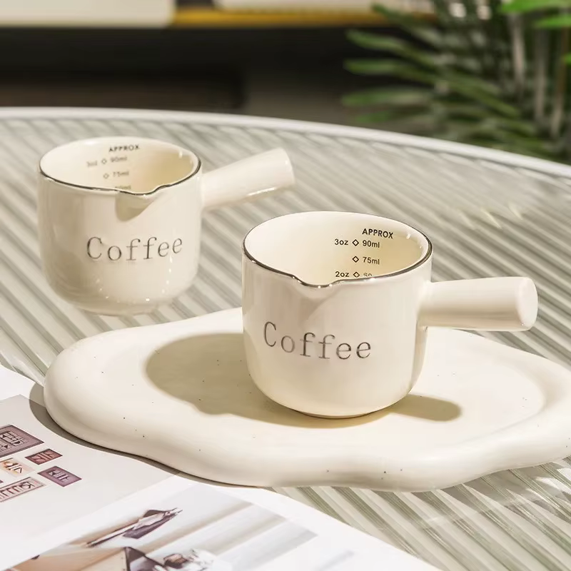 Petite tasse à lait en céramique pour café expresso avec échelle graduée