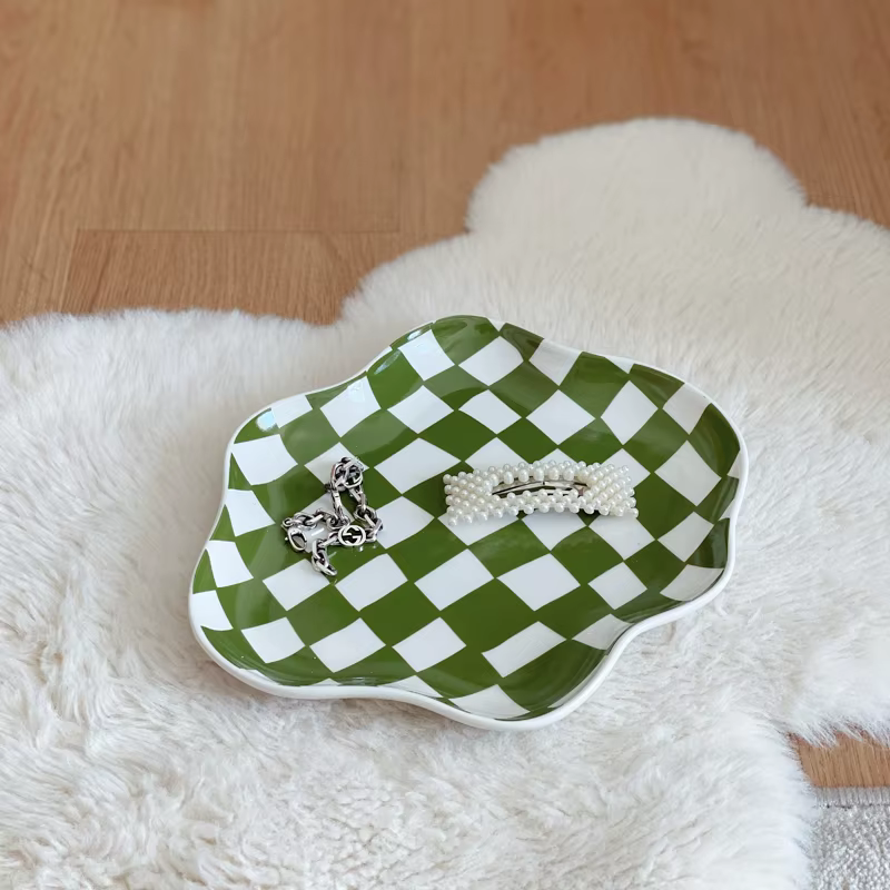 Assiettes et plats en céramique à carreaux irréguliers