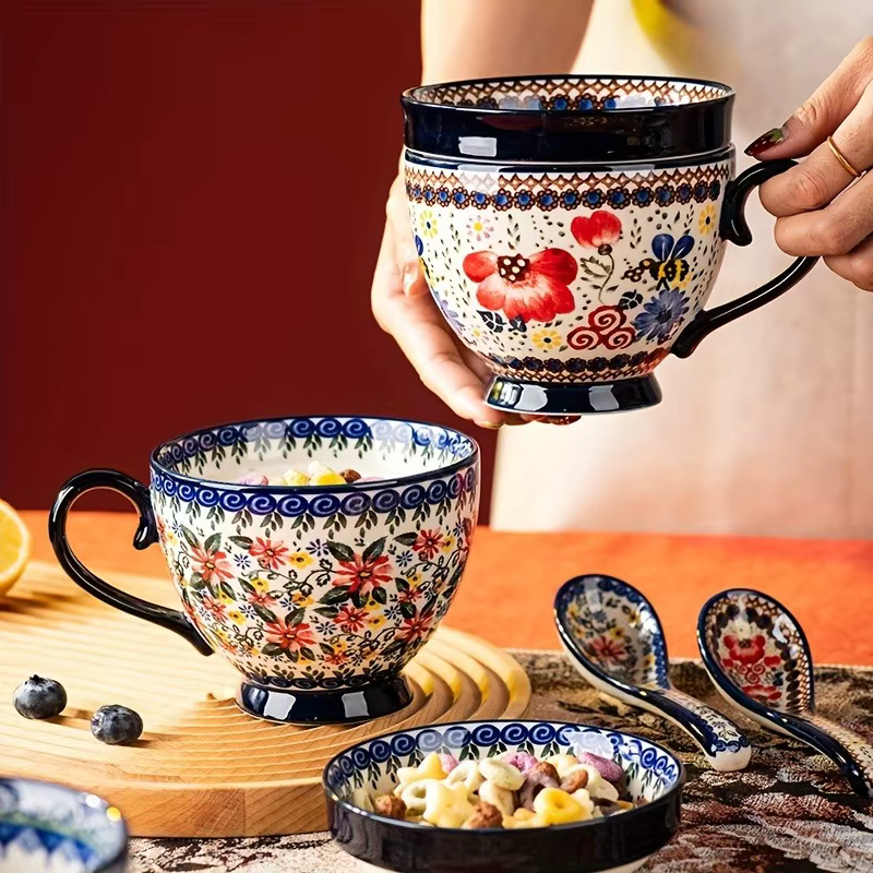 Ensemble de tasses en céramique polonaise avec couvercles