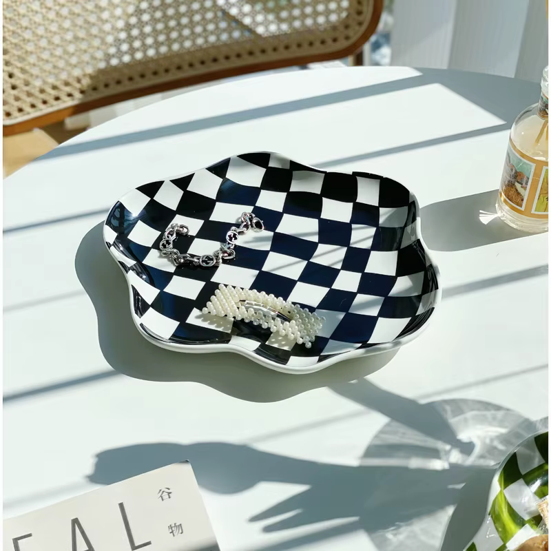 Assiettes et plats en céramique à carreaux irréguliers