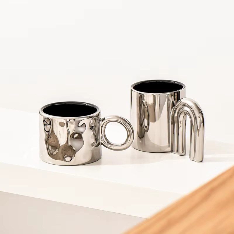 Tasse en céramique argentée de luxe légère