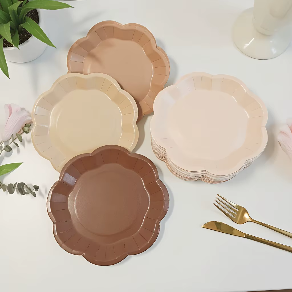 Assiette à dessert dégradée marron à fleurs quatre couleurs pour décoration de fête d'anniversaire