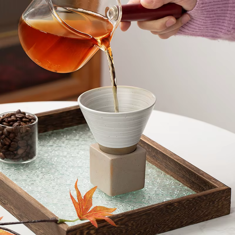 Tasse à café en poterie grossière avec base