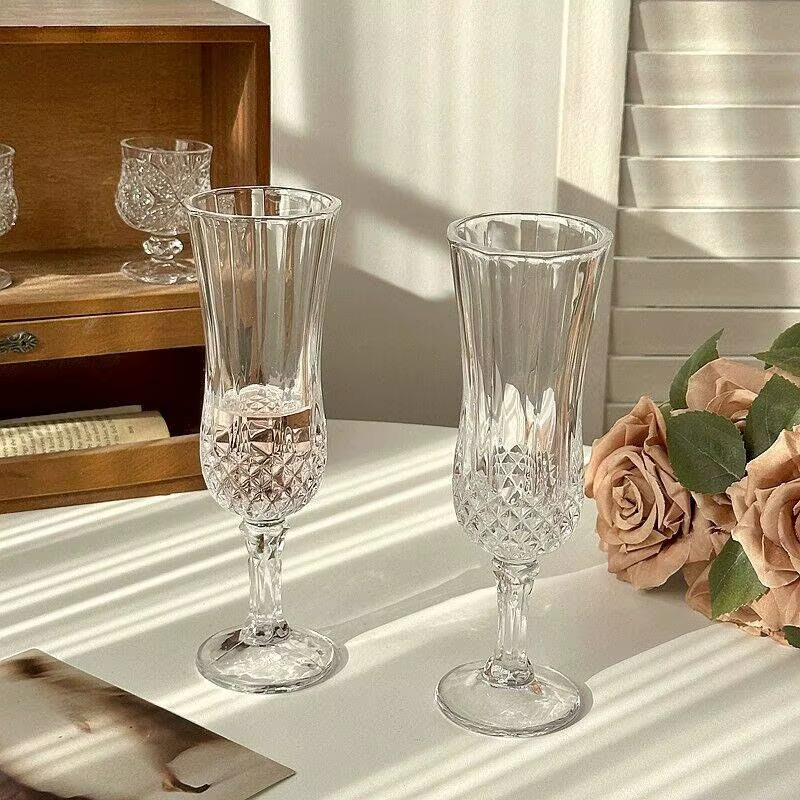 Verre à Champagne en relief de style Ins