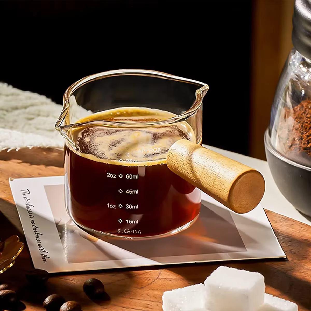 Tasse à mesurer en verre avec manche en bois