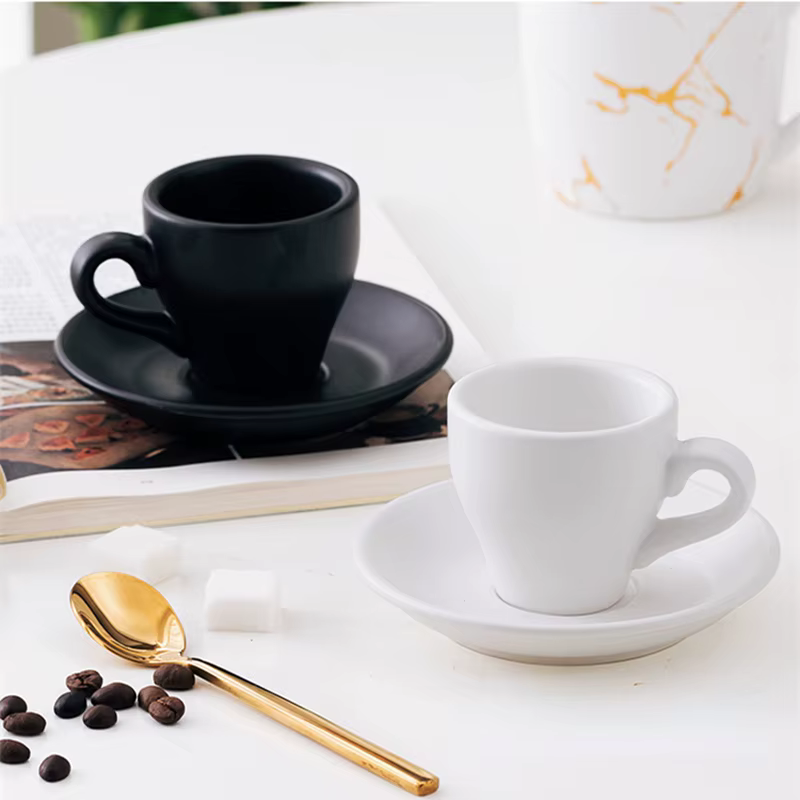 Tasse à expresso noire imbibée