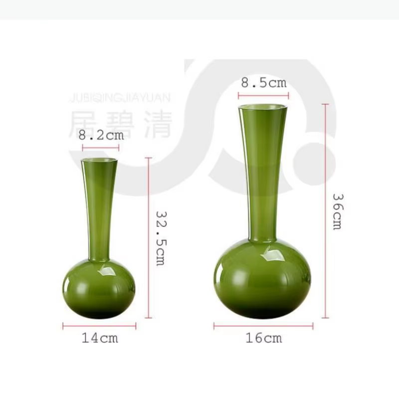 Vase en verre vert à long col