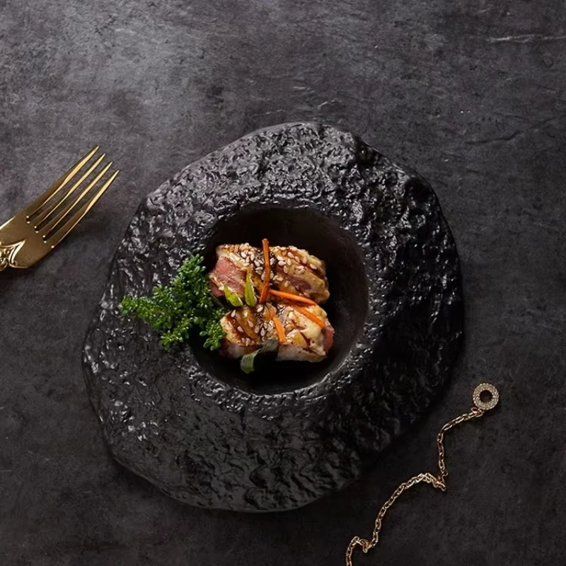 Assiette profonde noire en forme de volcan