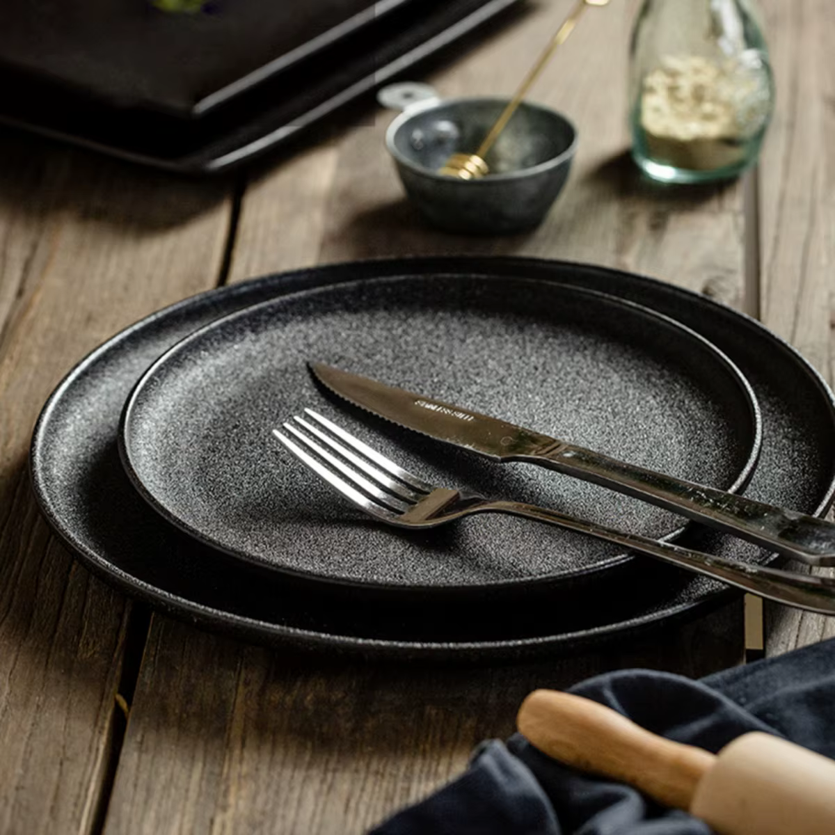 Ensemble d'assiettes noires en céramique pour la maison