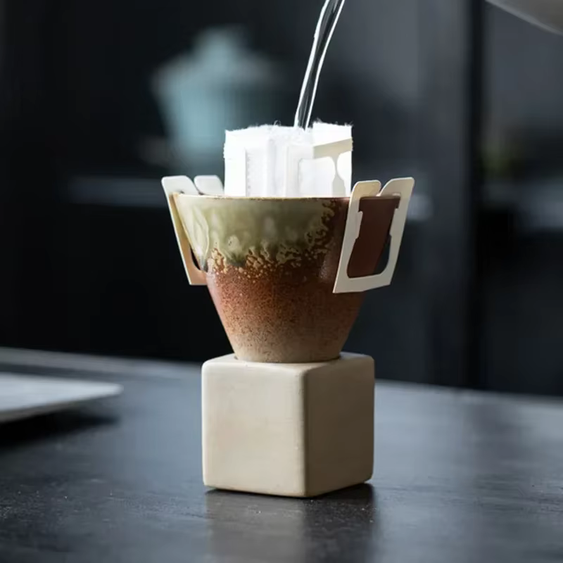 Tasse à café créative en poterie grossière avec base