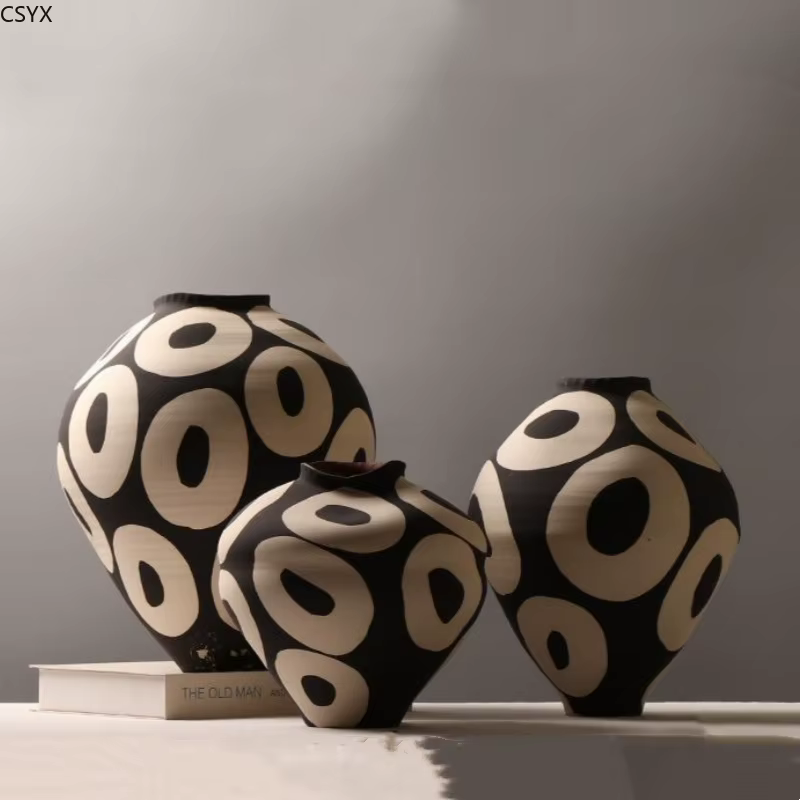 Vase en céramique cercles géométriques dessinés à la main