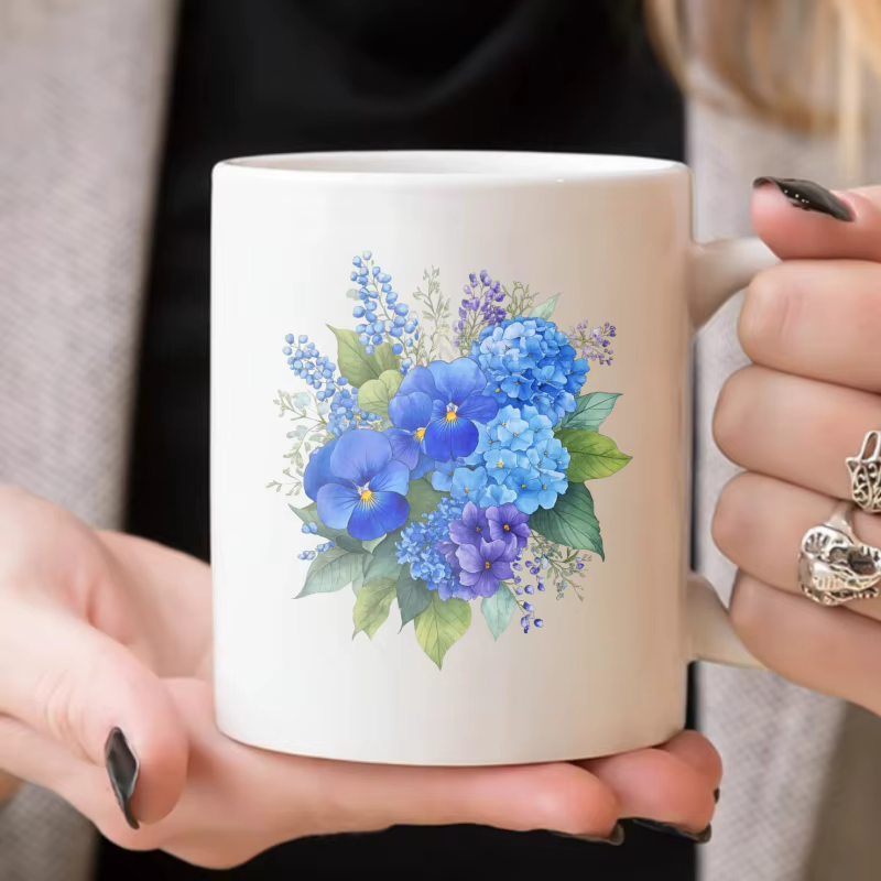 Tasse florale blanche à fleurs bleues et violettes pour café