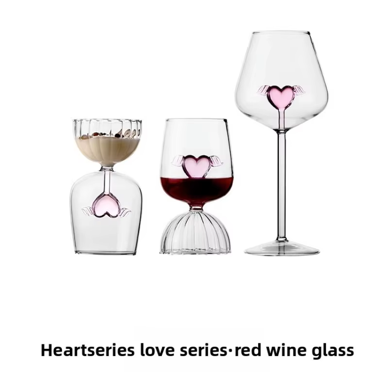 Verre à vin rouge rayé en forme de cœur