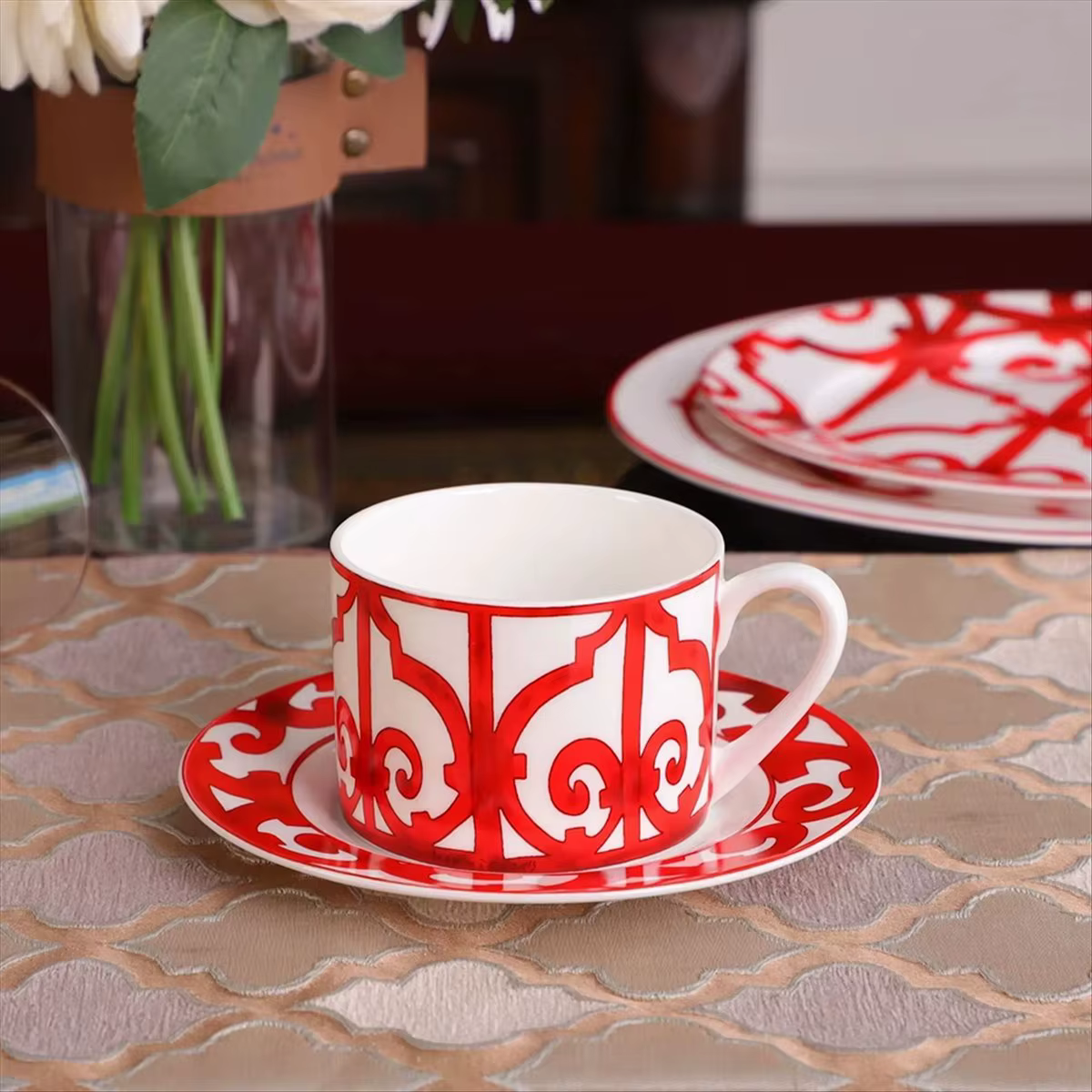 Tasse à café et assiette en porcelaine de cour
