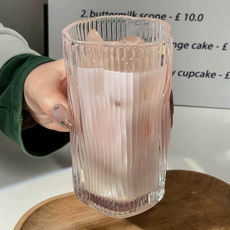 Tasse à jus en verre irrégulière pour usage domestique