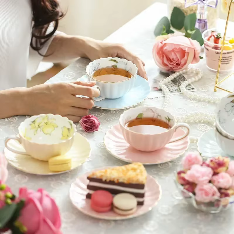 Ensemble de tasses à thé et soucoupes en porcelaine rose