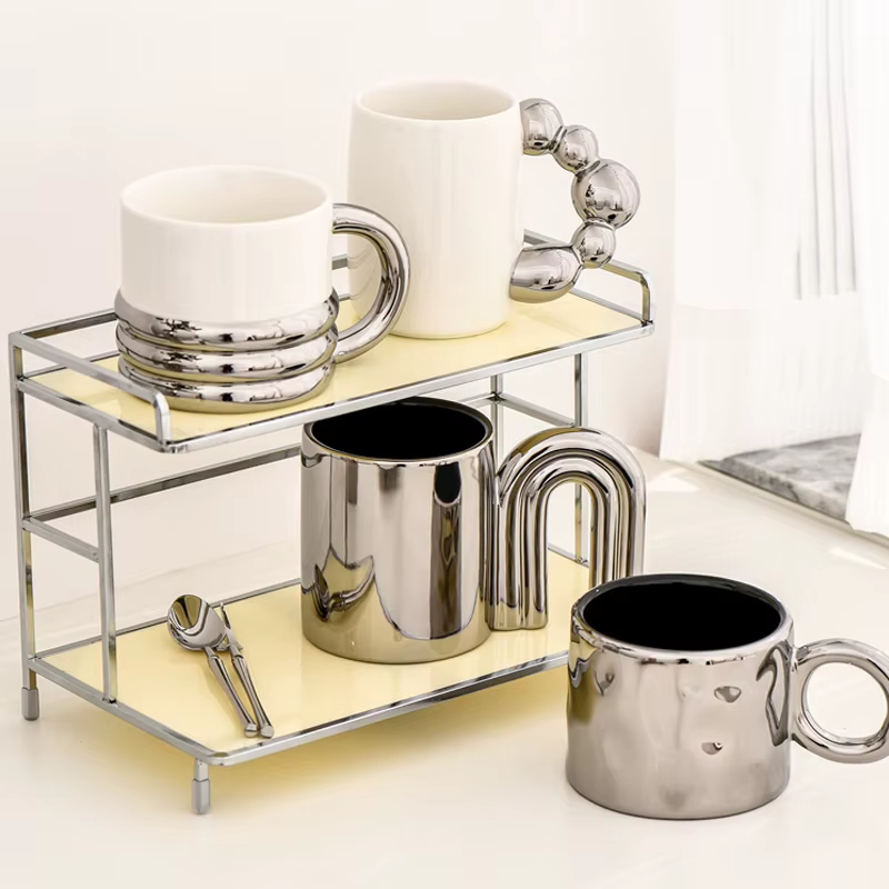 Tasse en céramique argentée de luxe légère