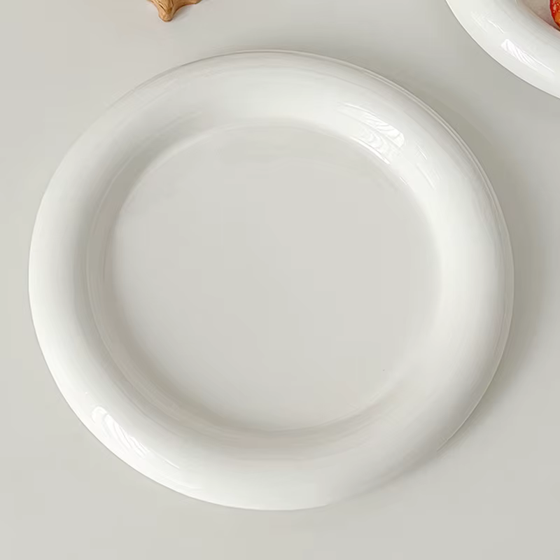 Assiette en céramique à encre blanche de style européen