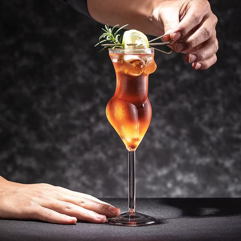 Verre à cocktail créatif en forme de corps