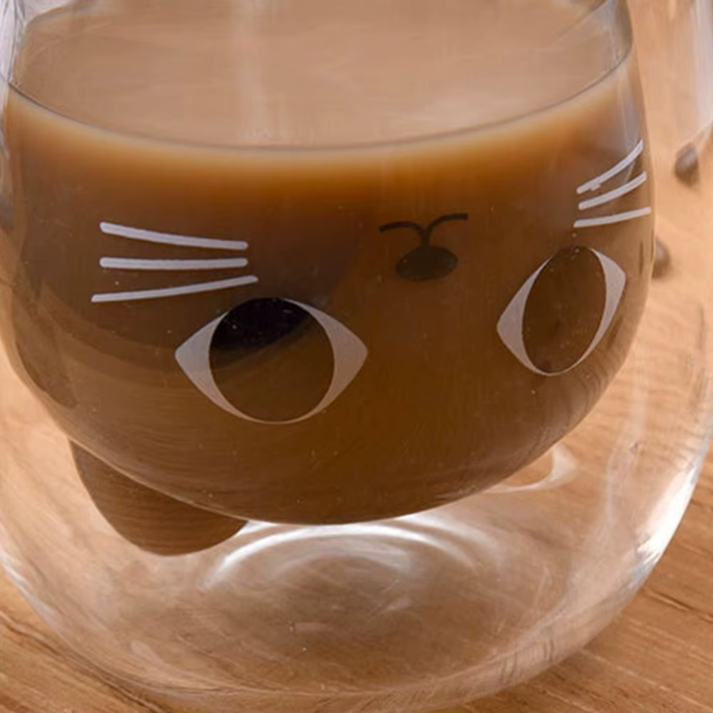 Tasses à café en verre isolées
