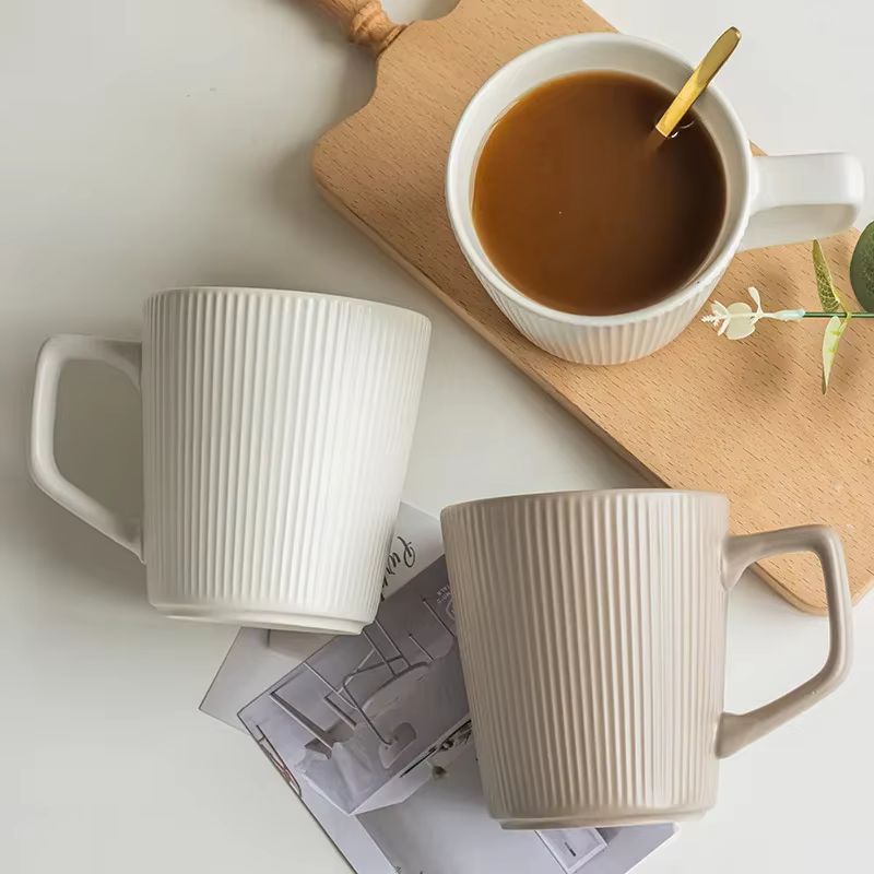 Tasse à café rayée de style vintage avec poignée