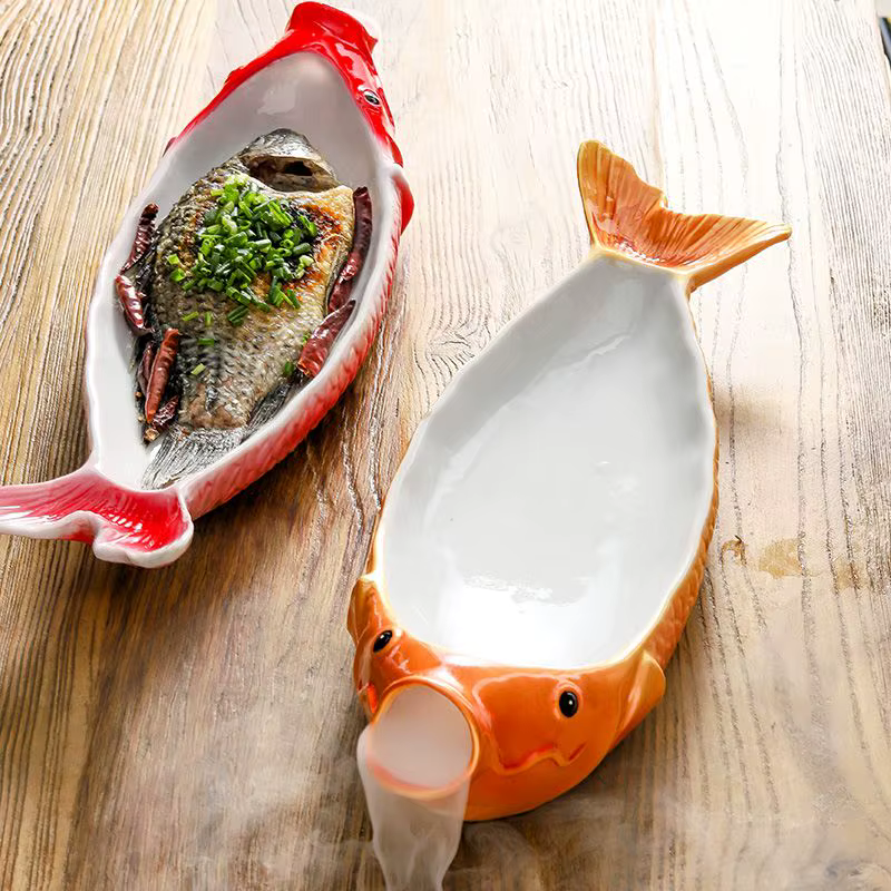 Assiette en forme de carpe rouge