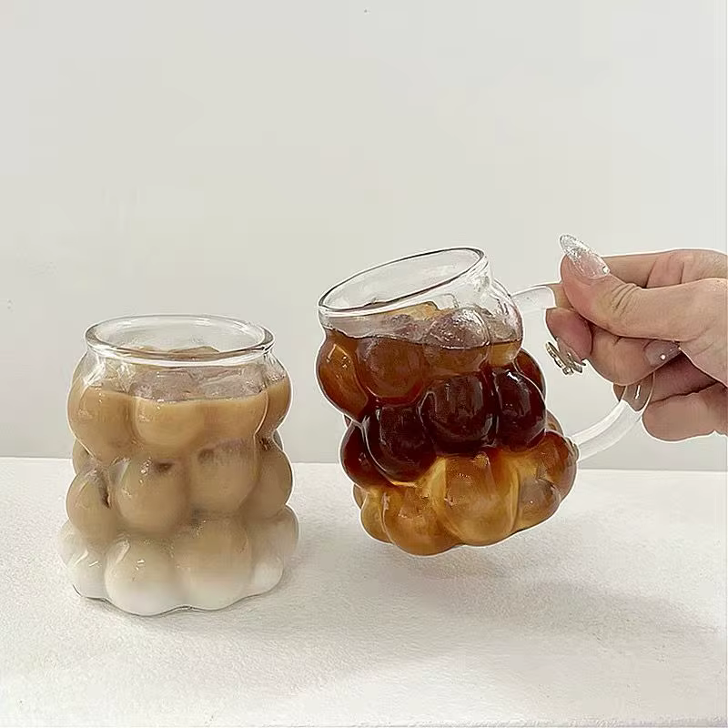 Tasse à café en verre de raisin
