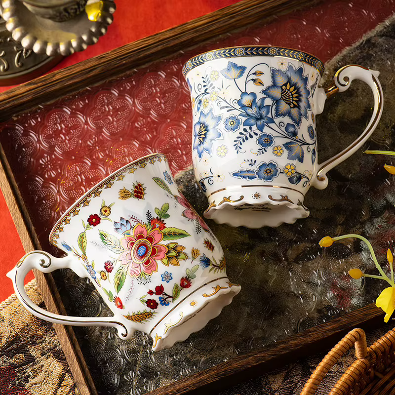 Tasse à café en porcelaine bleue et blanche française