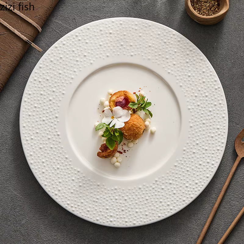 Assiette en céramique blanche à pois