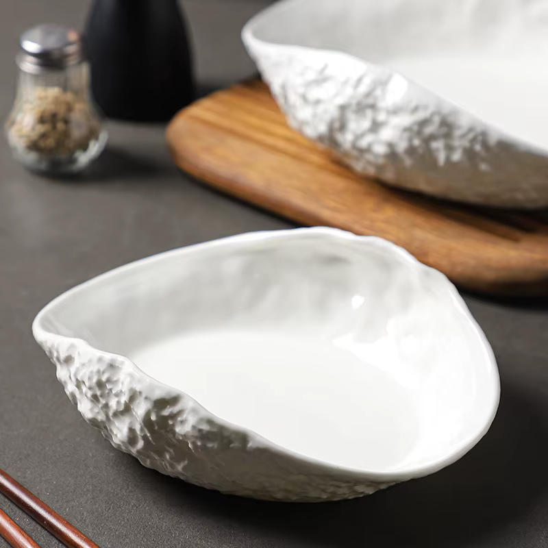 Assiette en forme de coquillage avec motif de roche