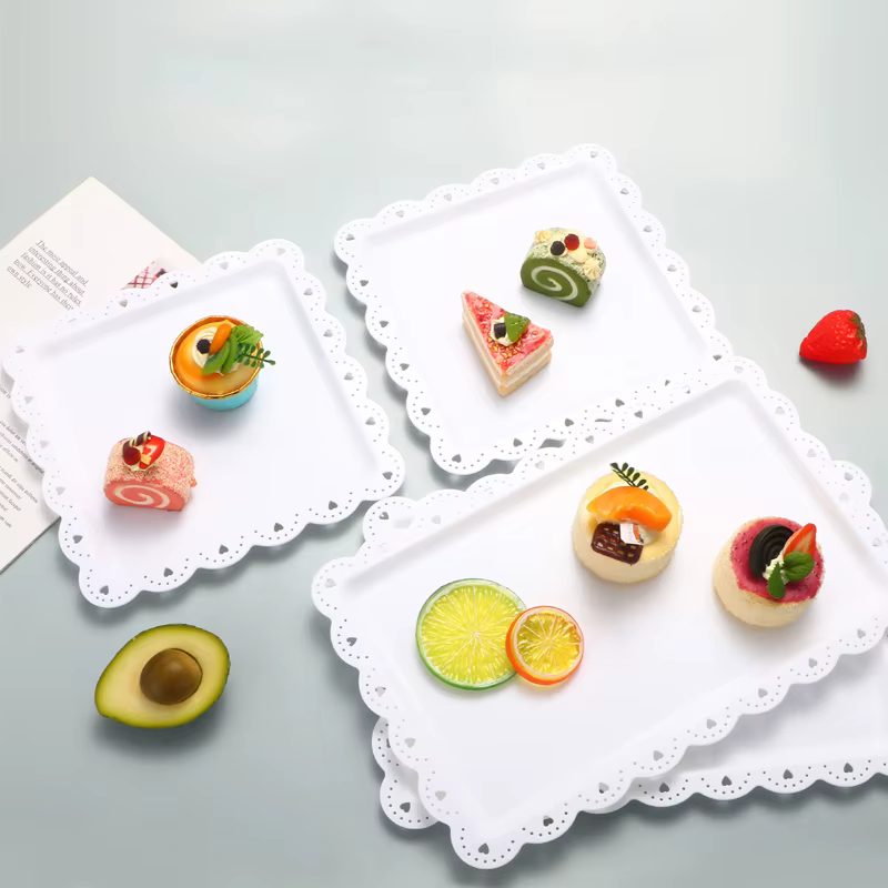 2 assiettes à dessert carrées ou rectangulaires