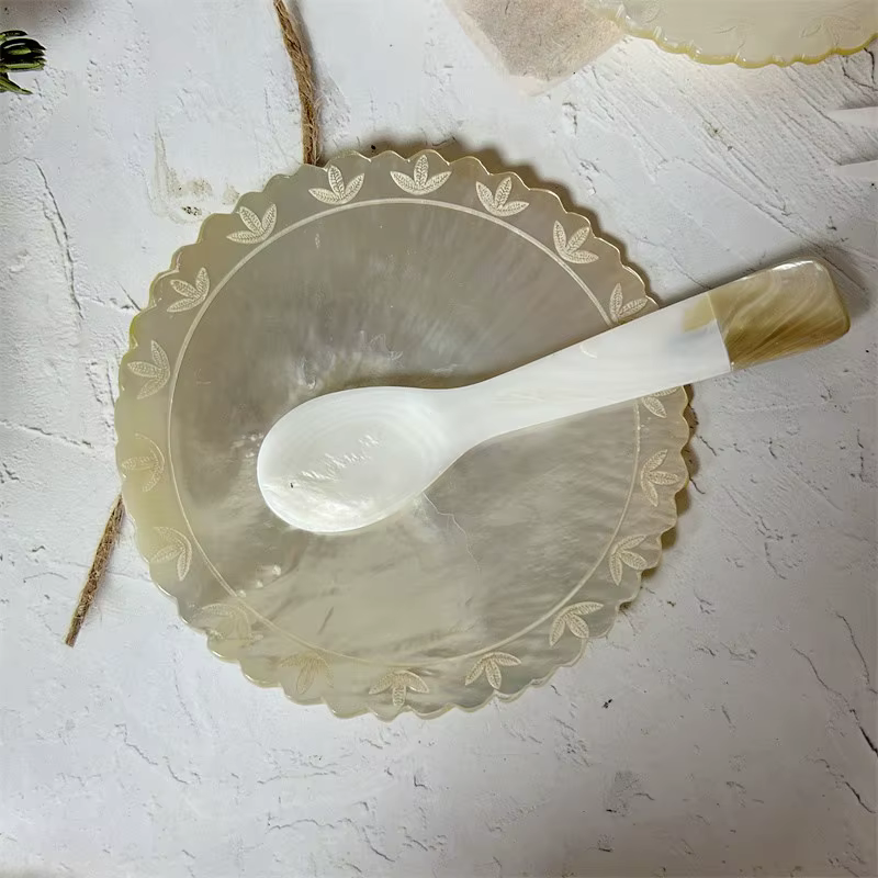 Assiette d'apéritif en coquillage naturel avec bord sculpté créatif