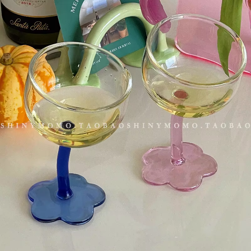 Tasse en verre à tige haute en forme de fleur mignonne faite à la main