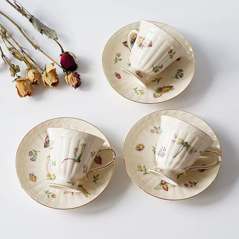 Ensemble tasse à café et plat en céramique