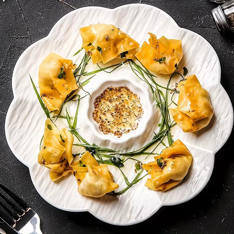 Assiette en céramique raffinée en forme de pétale avec plateau