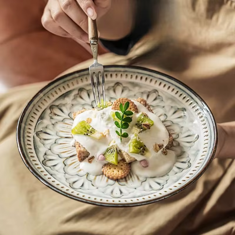 Assiette en céramique sous glaçure rétro