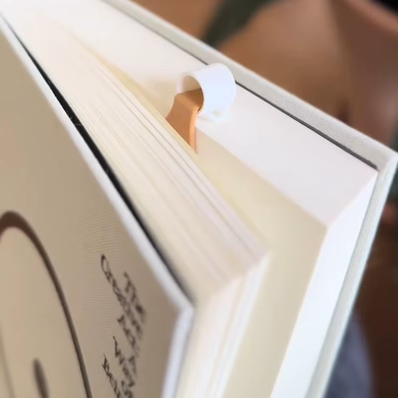 Marque-page créatif contre les éclaboussures de café