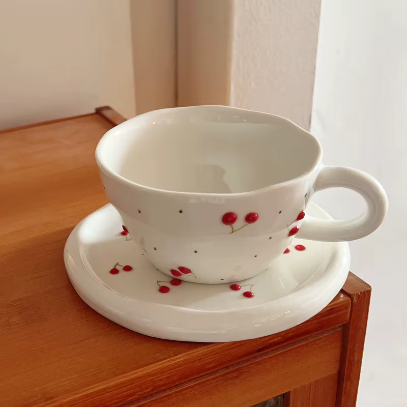 Ensemble de tasses en céramique à motif de cerises peintes à la main