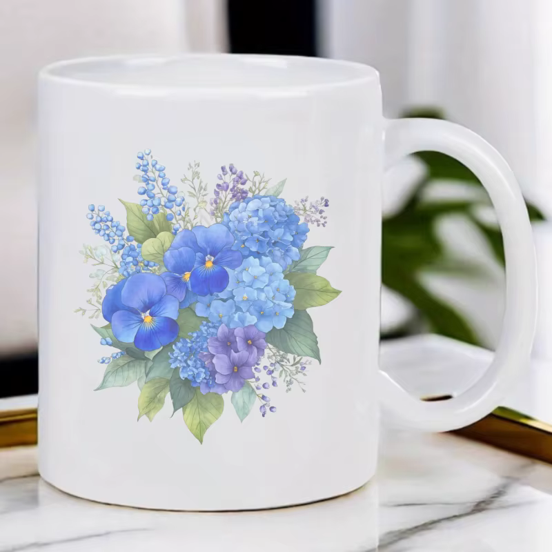 Tasse florale blanche à fleurs bleues et violettes pour café