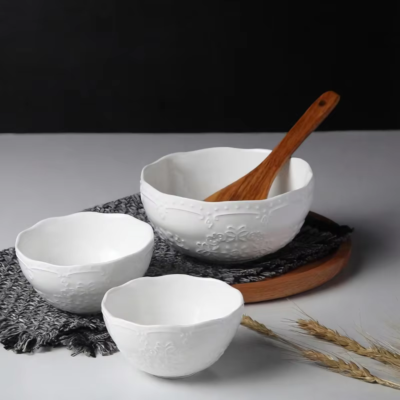 Filles à salade en relief blanc