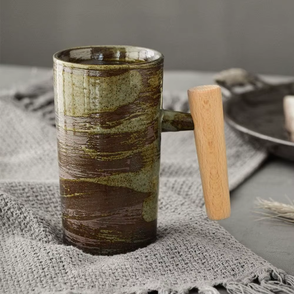Tasse en céramique vintage avec poignée en bois