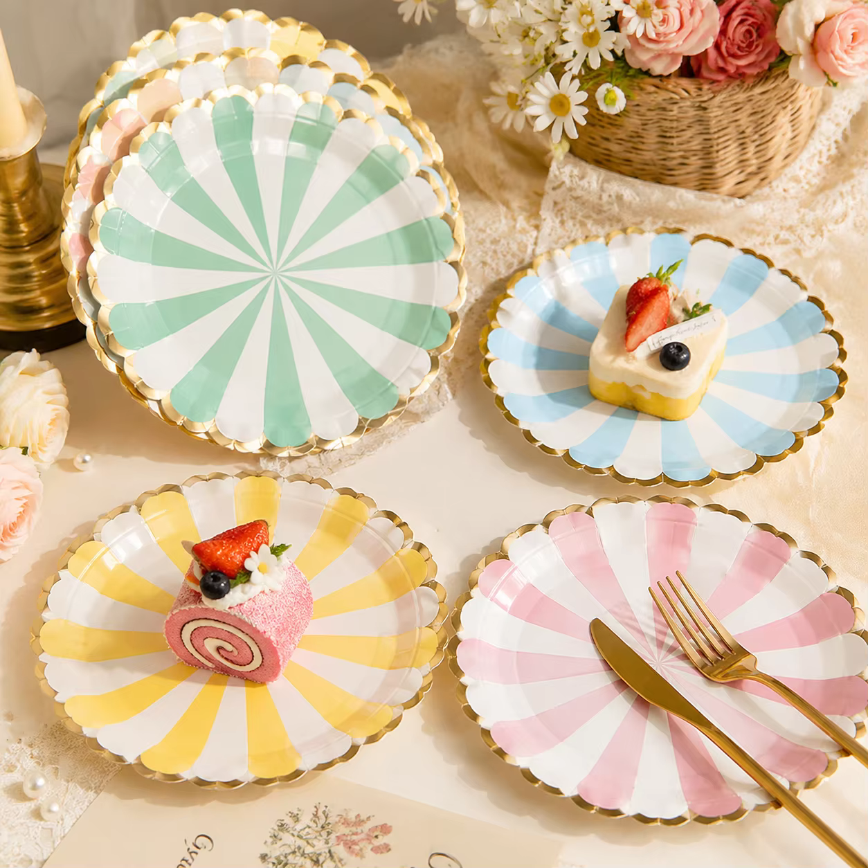 Vaisselle jetable écologique rayée pour fête d'anniversaire