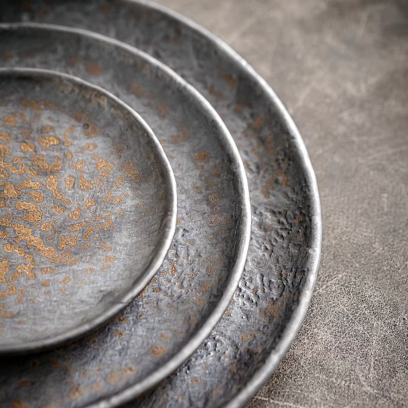 Assiette peu profonde à motif de marteau en grès
