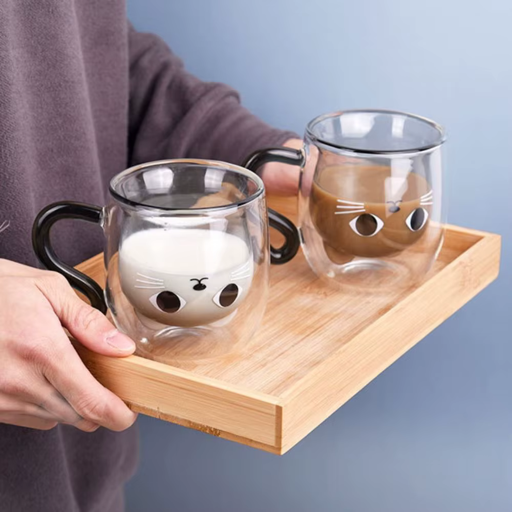 Tasses à café en verre isolées