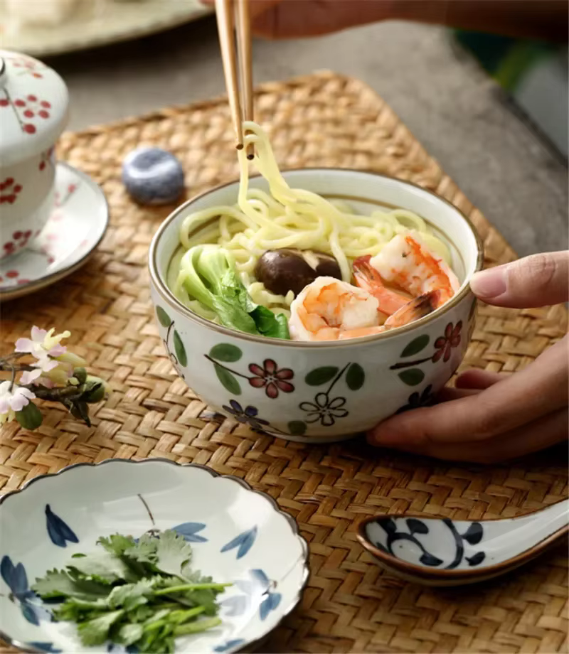 Filles à soupe de riz japonais