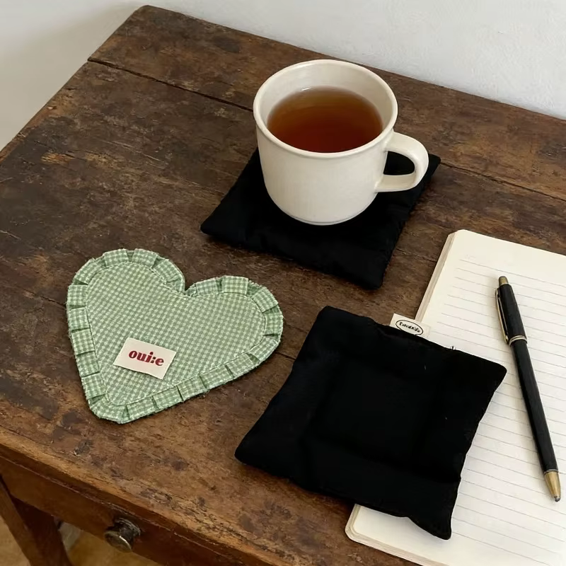 Joli set de table isolant en forme de cœur