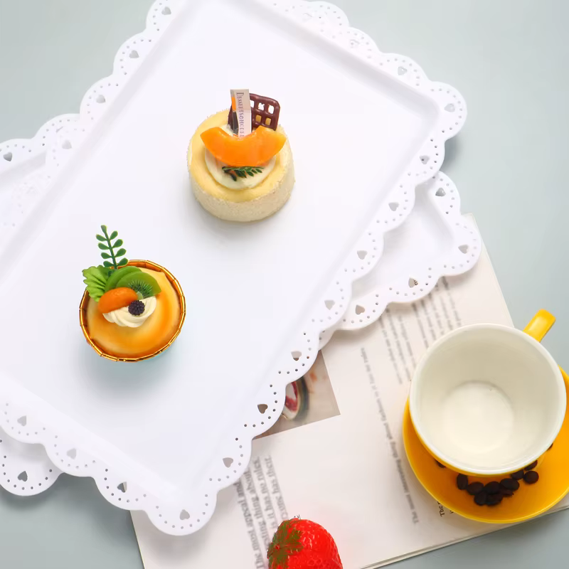 2 assiettes à dessert carrées ou rectangulaires