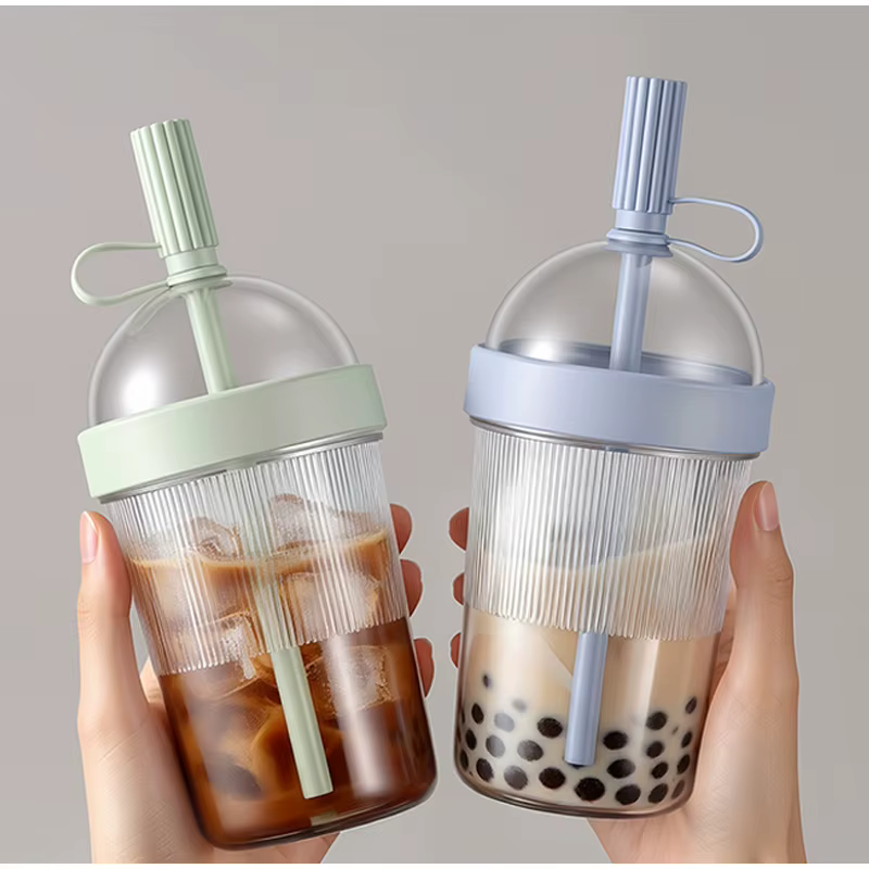 Gobelet à café en plastique avec couvercle et paille