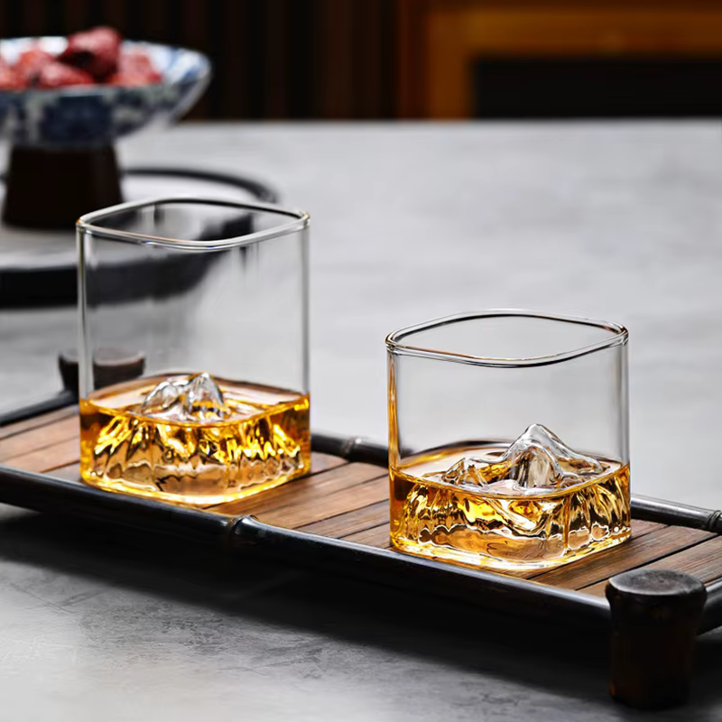 Verre à whisky transparent avec vue sur la montagne